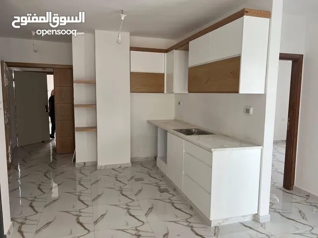 شقه فارغة للايجار في المصيون قرب برافو