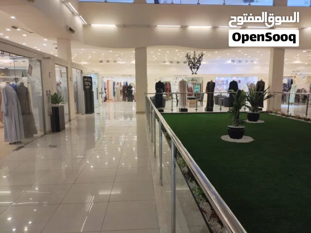 مكاتب ومحلات للايجار السنوي داخل مول تميز في منطقة البوطينة الشارقة