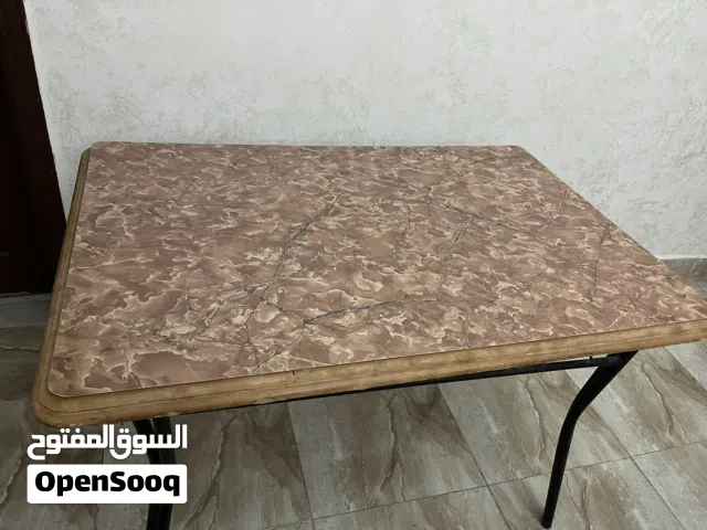 طاولة مطبخ مع كراسي