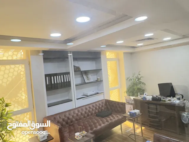 للبيع مكتب تجاري بكامل معداته
