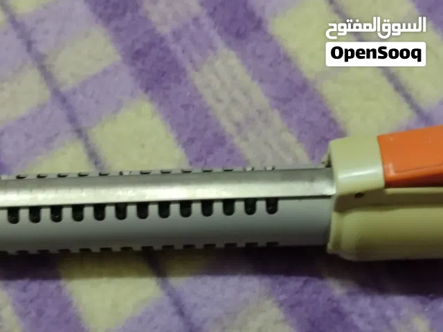 مكواه الشعر بها فرشه تفتح وتغلق وتطول وتقصر حسب المساحه