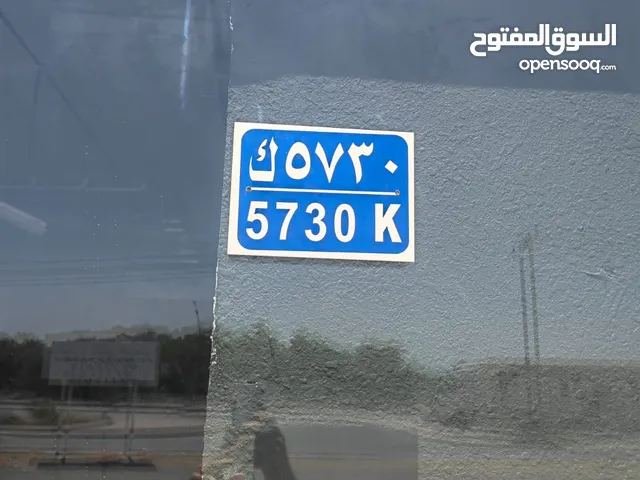 محل كبير على الواجهة في مشروع تجاري فخم في بناية ميار مقابل حدائق الصحوة - الموالح بمساحة 42 متر