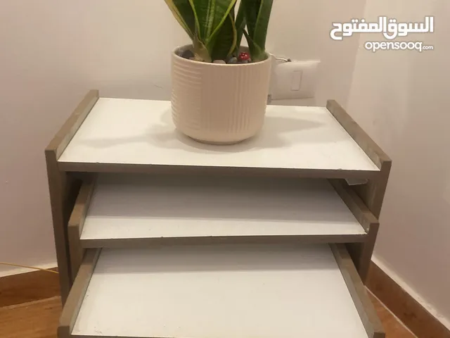 طاولة وسط مع طربيزات