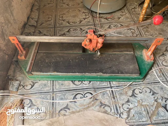 معدات قص البلاط يدويًا بحالة ممتازة