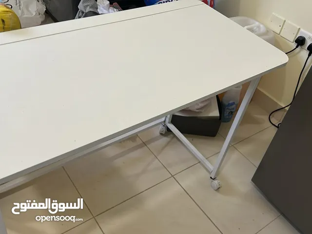 طاوله للبيع مناسبة لكل شيءٍ للشاشات مثل