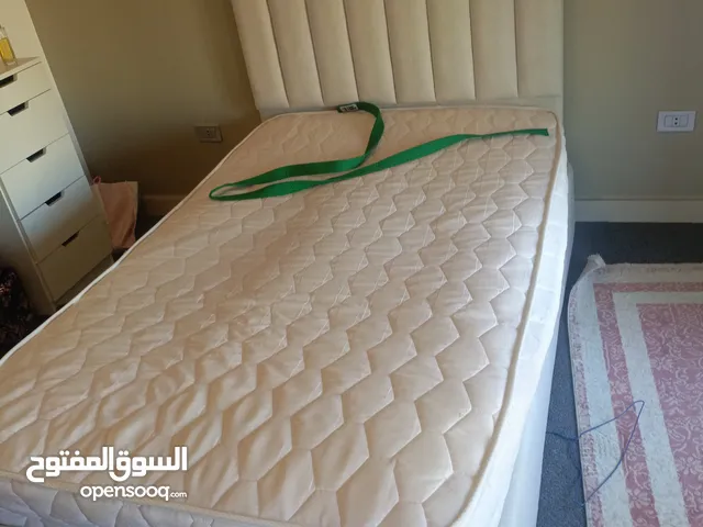 سرير لون رمادي فاتح وفانيتي ابيض