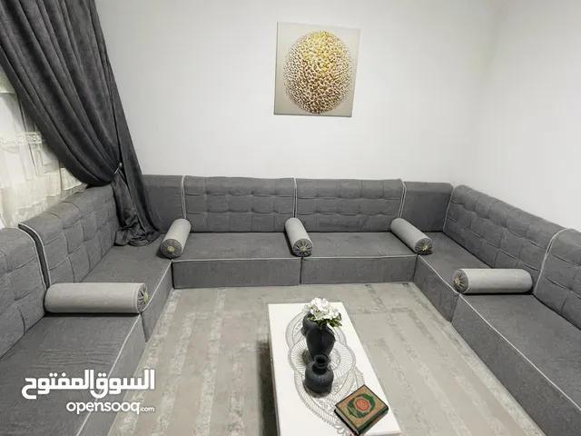 جلسة ارضية شبه جديدة مستعملة اسابيع ارتفاع 30 نشاف الربيع وفايبر وقماش معالج