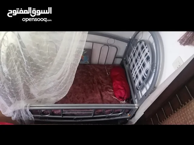 سرير / تخت بيبي عدد 2 بحالة شبه وكالة