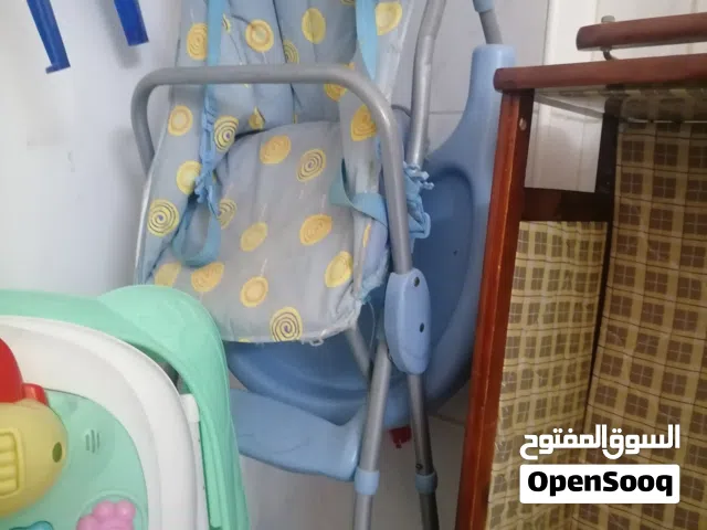 سرير هزاز وكرسي طعام وعرباية مشي