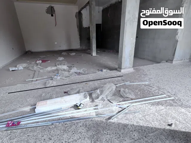 محل للايجار شارع فرعي من الاذاعة
