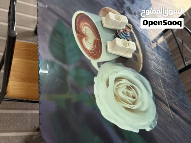 طاولة طعام أنيقه و زجاجيه