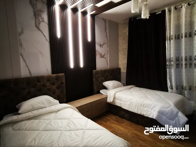 للايجار (اليومي/الاسبوعي) شقة مفروشة جديدة في #عبدون .. اثاث فخم / 2 نوم
