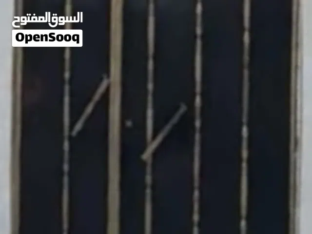 للبيع باب حديد ضرفتين اسود والخطوط سيلفر مفكوك وجاهز
