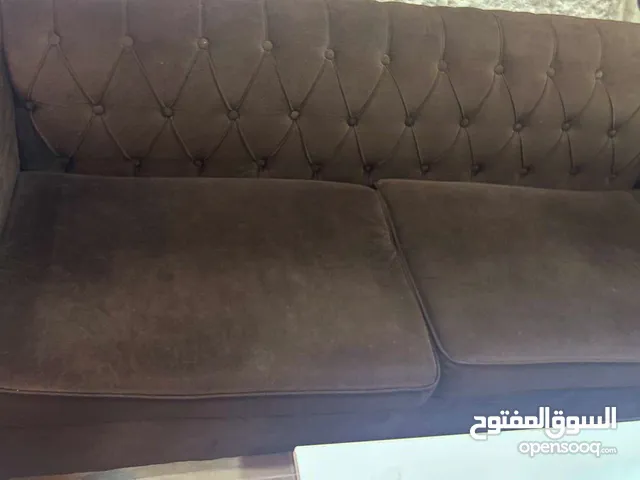 كنب بني طاولة بيضا للبيع الجاردنز