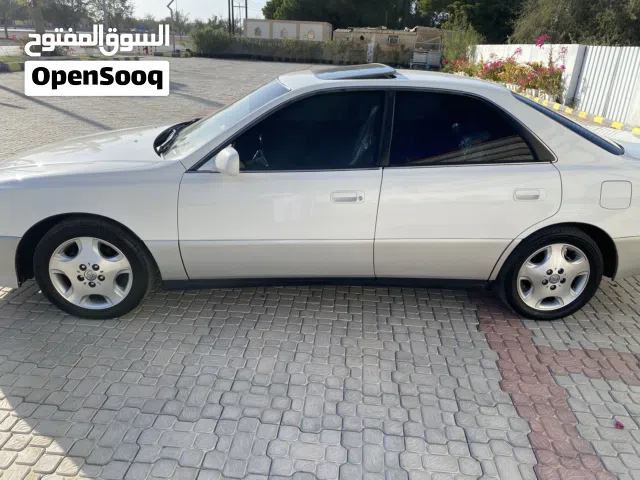 لكزس اي اس 300