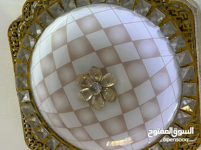 ثريات مع ساعة جدارية شغلة مع لوحات جدارية كلش نظيفات