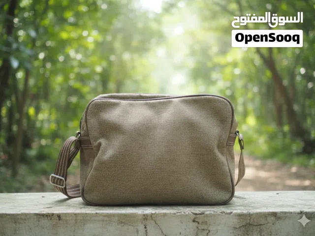 الشنطه كثير حلوه وبتوسع كثير اغراض وممتازه وان شاء الله اللي بشتريها يحبها قشاط جلد