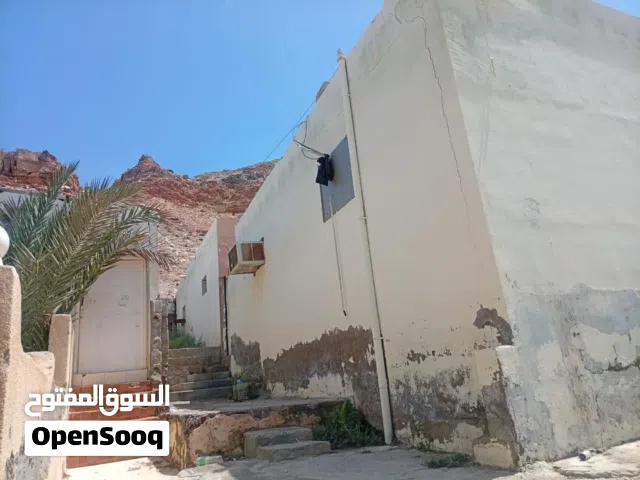 أرض بأربع شقق للبيع في مسقط الحمرية