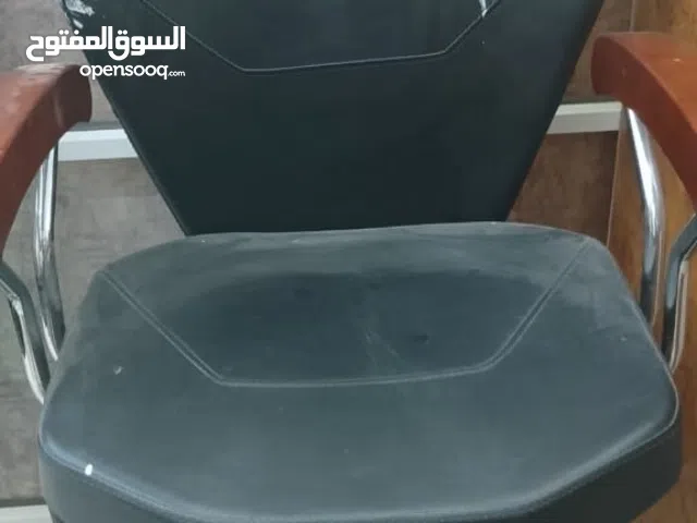 كرسي حلاقة بحالة ممتازة عدد أثنين