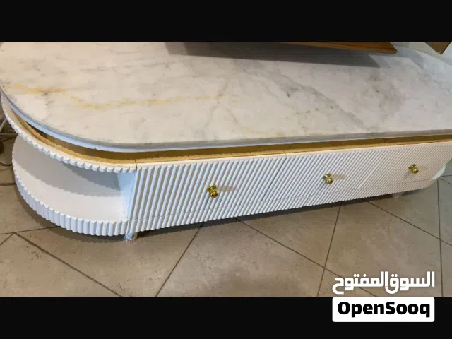 للبيع طاولة تلفزيون نظيفه جدا