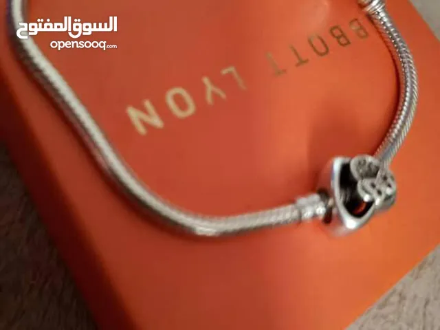 اسواره bandora الاصليه مع شارمز وحده فضه اصليه مع علبتها . بسعر جميل 25د