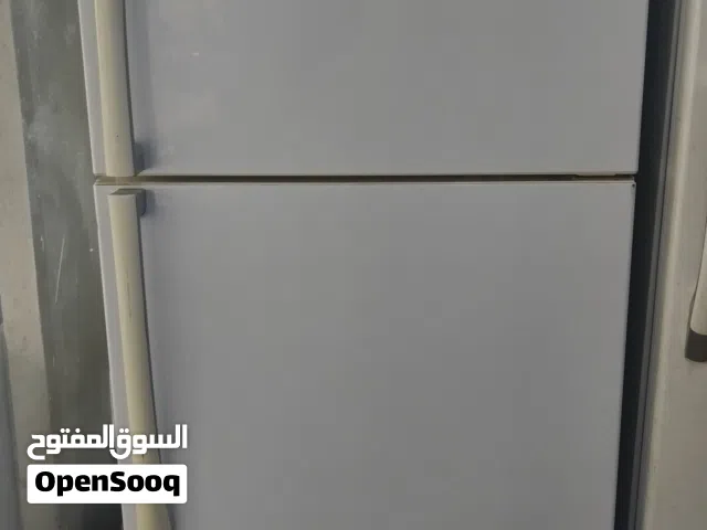 ثلاجة نوع LG لون ابيض بحالة الوكالة على الفحص