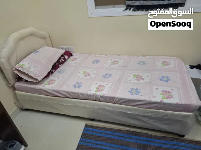 غرفة نوم مكونه من سرير ومكتب وديب فريزر بنص السعر