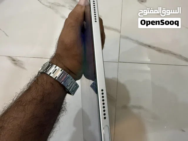 ايباد 11 مستعمل بحالة ممتازة بشاشة 10 إنش وذاكرة 128 جيجابايت مع شاحن