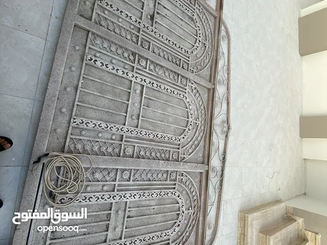 باب منزل لون حليبي