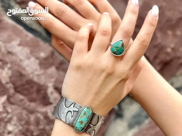 تحف فضية يدوية مزينة بالاحجار الكريمة من ابداع فنان ايراني