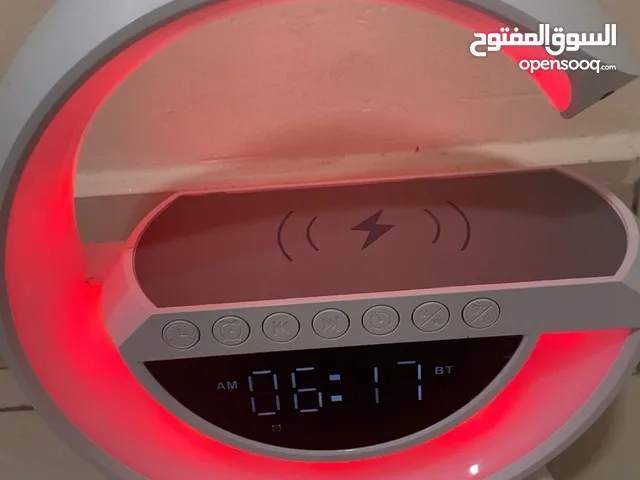 يقدر يشحن التلفون ومعه بلوتوث وصوته عالي ومستعمل أسبوعين فقط والسعر100 ومعه شاحن
