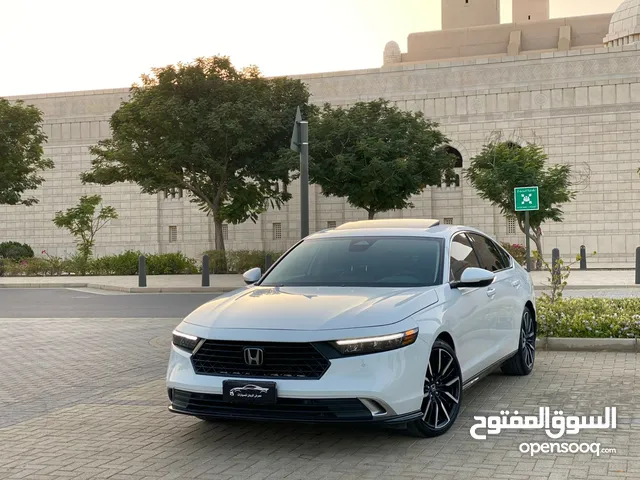 Honda Accord TOURING 2.0 2024  4 سلندر 2.0  سي  سي  تشغيل بصمة تبريد و تسخين كراسي  تسخين كراسي خلفي