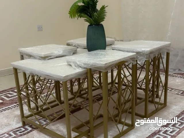 طاولة ضيافة مع 4 طاولات صغار