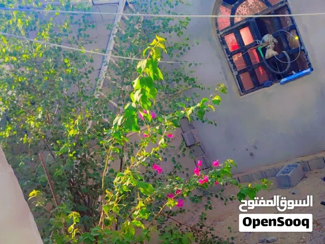 بيت تجاوز للبيع نضيف ومرتب لعنوان الامن داخلي شارع القائد قرب سرايه سلام