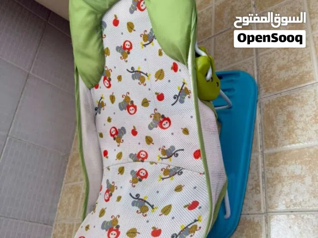 خدادية رضاعة +كرسي استحمام + جاكيت بناتي اغراض للرضع بحالة ممتازة