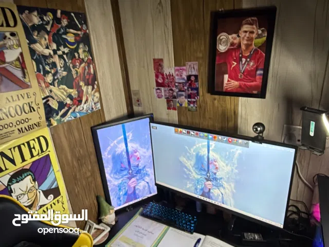 طاولة گيمنك كاربون فايبر بالكامل مع كامل ملحقاتها من كوب ومكان تثبيت سماعة