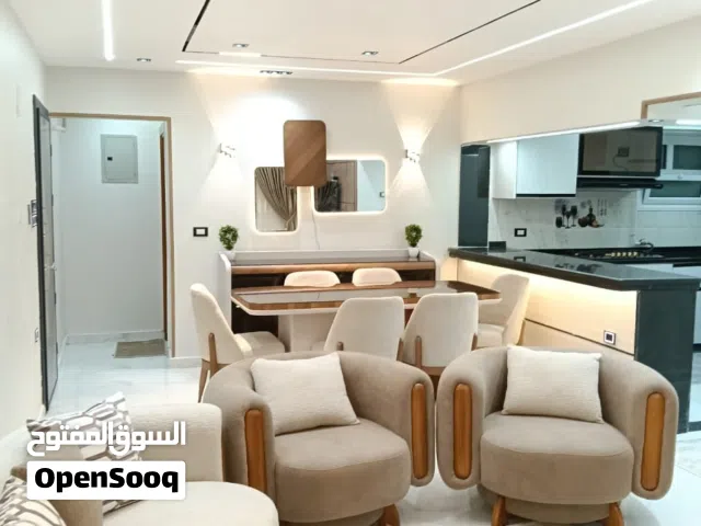 مدينة نصر تانى سكن بعمارات رامو أمام سيتى ستارز شقه 3 غرف ورسبشن كبير و 2 حمام ومطبخ تشطيب وفرش