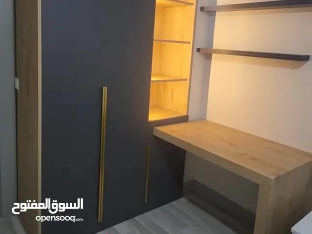دولاب ثلاث فتحات مع مكتبه تلفاز