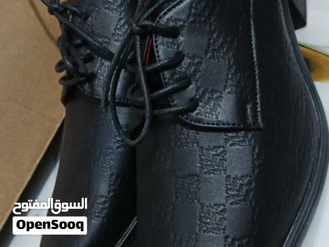 حذاء جلد كعب نسائي لون اسود قياس 44