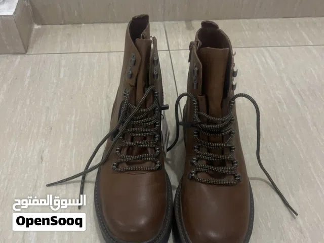 شوز برقبه جديد ماركة pull& Bearمقاس 42