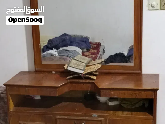 ميزمرايه مرتيه نضيف بعده وبيه مجال