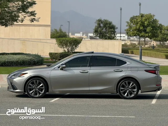 لكزس ES 350 F sport موديل 2019 بدون خروج ايرباق (حادث بسيط في الخلف)