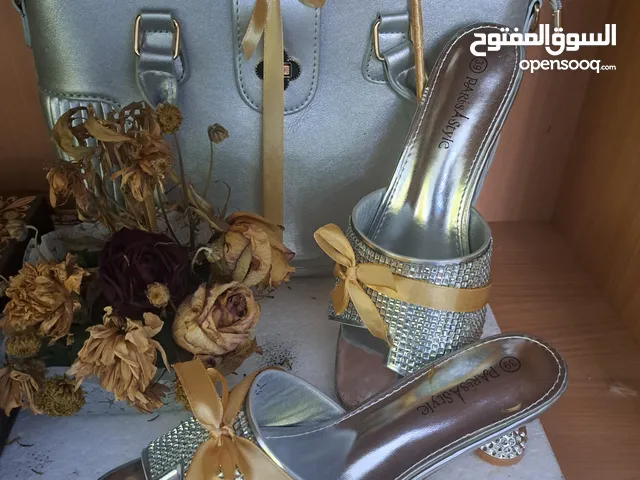 شنطة مع حذاء للبيع لعدم الحاجة