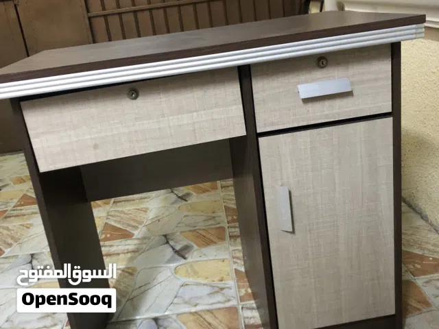 مكتب انيق مناسب للدراسة و صناديق واسعة