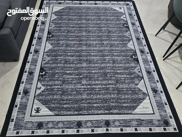 سجادة رمادي اسود