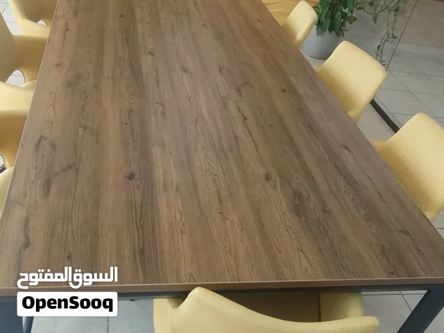 طاولة اجتماعات مع 8 كراسي – بحالة ممتازة للبيع
