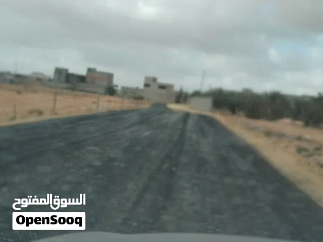 السلام عليكم قطعه 250متر للبيع في القيو فجنب المثلث وجهاتين مقسم ممتاز قطران كهرباء بير ماء