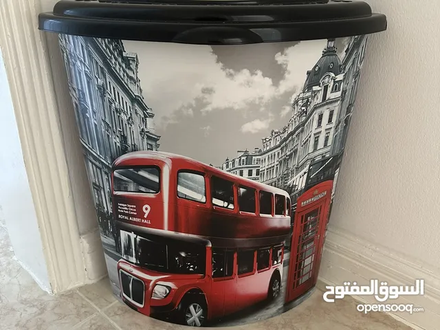 سله غسيل للاطفال جديده بصور جميله وساعه حائط ومرآه زجاجيه لؤلؤي مع كريستال