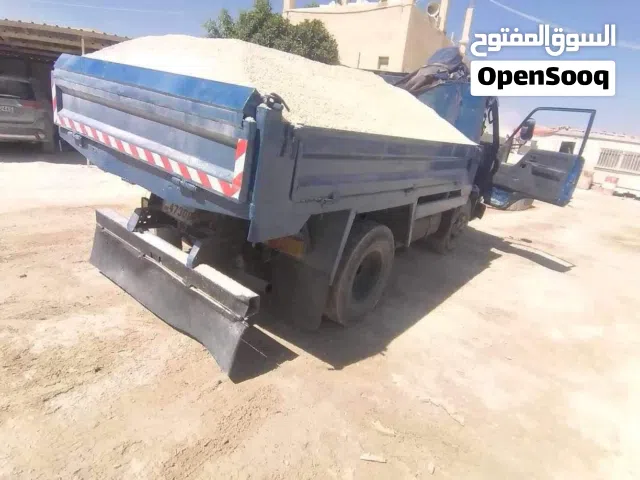 قلاب مع عمال للهدد وازالة الطمم ونقل كافة مواد البناء طوب اسمنت ناعمه عدسية رمل و.... خدمة توصيل 078