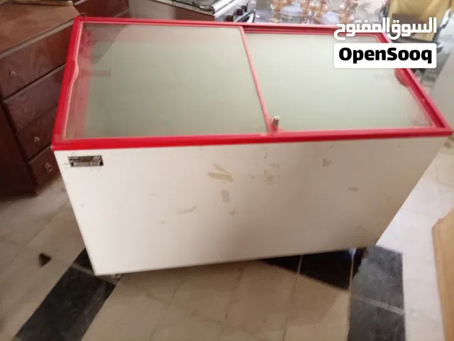 فريزر بطح  بحاله ممتازه موتور شغال 100% بحاجه فقط الى غاز